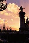 Pont Alexandre III und Eiffelturm bei Sonnenuntergang, Paris, Frankreich