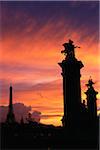 POnt Alexandre-III et la tour Eiffel au coucher du soleil, Paris, France