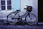 Fahrrad stützte sich auf Wall St. Martin, Ile de Re, Frankreich