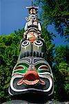 Mât totémique et arbres Stanley Park, Vancouver (Colombie-Britannique), Canada