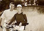 Portrait de Couple debout dans le champ avec des vélos, des lacs Belgrade Maine, USA