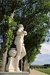 Statue et la ligne des arbres, Versailles, France