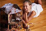 Porträt von Mädchen spielen mit Dollhouse