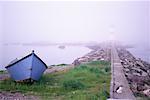 Bateaux sur le rivage près de séparateur de Saint-Pierre et Miquelon francai