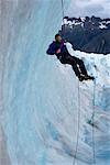 Homme escalade de glace, Mendenhal Glacier, près de Juneau, Alaska, USA