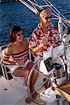 Couple d'âge mûr sur le bateau, tenant des verres de Champagne