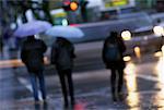 Personnes marchant sous la pluie avec les parapluies, Vancouver (Colombie-Britannique), Canada