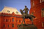 Statue et bâtiments de la place rouge, Moscou, Russie