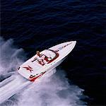 Vue aérienne du Couple en Speedboat, zone Bay, Floride, États-Unis