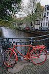 Vélos sur le pont au-dessus de l'eau Amsterdam, Hollande