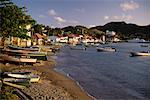 Boote im Hafen und Shore-Französische Antillen