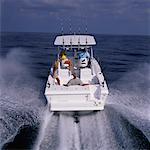 Vue arrière du peuple dans le bateau de pêche en Floride, USA