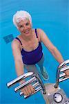 Porträt von Reife Frau in Bademode, mit Trainingsgeräten im Schwimmbad