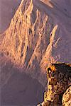 Bergsteiger auf Felsen in der Nähe der kanadischen Rockies bei Sonnenaufgang Canmore, Alberta, Kanada