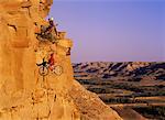 Escalade, descente en rappel avec des vélos de montagne, vallée du lait (Alberta), Canada