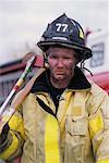 Portrait de pompier mâle Mature tenant hache