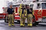 Trois pompiers mâles par camion de pompier