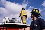 Mâles pompiers près de camion de pompier