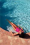 Vue aérienne de femme en maillot de bain, se détendre dans la piscine