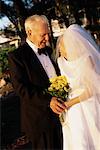 Ältere Braut und Bräutigam von Angesicht zu Angesicht im freien
