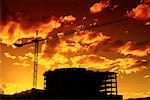 Construction de bâtiments et de grue au coucher du soleil-Calgary, Alberta, Canada