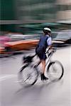 Verschwommene Sicht der weibliche Polizisten Reiten Bike auf Straße Toronto, Ontario, Kanada