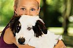 Porträt von Mädchen mit Hund im freien