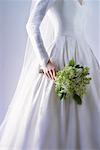 Mariée tenant le Bouquet de lilas