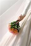 Nahaufnahme der Braut hält Rosenstrauss