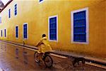 Personne d'équitation de vélo près de couvent de Santa Clara, la Havane, Cuba