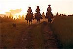 Trois personnes faire de l'équitation au Ranch du lac Douglas Colombie-Britannique, Canada