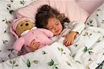 Fille de dormir dans son lit avec Teddy Bear