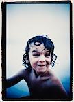 Portrait d'enfant debout dans l'eau