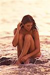 Femme nue assise dans le Surf