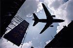 Regardant avion vers le haut de la rue dans le quartier chinois Hong Kong