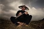 Mann Weben Reis Stiele im freien Longsheng, Region Guangxi, China