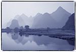 Paysages, montagnes et pont des dragons par Yulong River près de Yangshuo, Chine région du Guangxi