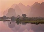 Personne sur radeau de pont des dragons avec brouillard, Yulong River près de Yangshuo, Chine région du Guangxi