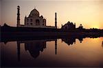 Taj Mahal und Reflexionen auf Wasser bei Sonnenuntergang Agra, Indien