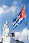 Looking Up Statue von Jose Marti, kubanische Flagge und Sky Plaza De La Revolution Havanna, Kuba
