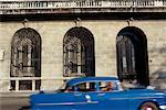 Vue brouillée de voiture Antique près de bâtiment, la Havane, Cuba