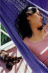 Femme allongée dans le hamac sur la véranda Nevis, West Indies
