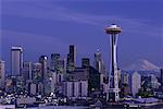 Skyline der Stadt und Raum-Nadel in der Abenddämmerung, Seattle, Washington, USA