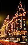 Kaufhaus Harrods und Streifen Lichter bei Nacht-London, England