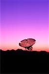 Antenne parabolique au Jet Propulsion Lab au coucher du soleil Goldstone (Californie)