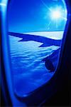 Ansicht der Flügel und Wolken aus Flugzeug-Fenster