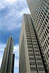 Regardant vers le haut des tours de bureaux et ciel de San Francisco, Californie, USA