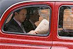 Geschäftsleute lesen Zeitung im Taxi