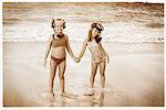 Portrait de deux jeunes filles en maillot de bain sur la plage, porter des lunettes de protection, masque et tuba