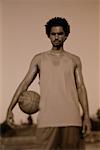 Porträt des Mannes stehen im freien halten Basketball
